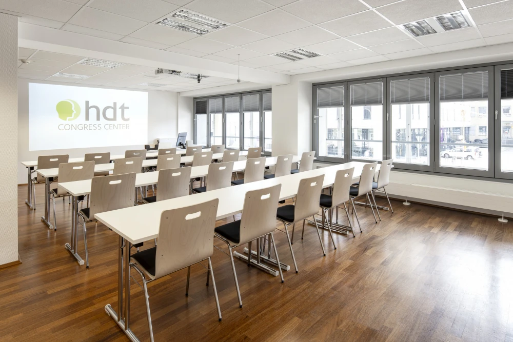 Moderner Schulungsraum im HDT Congress Center Essen mit Tageslicht und Beamerfläche.