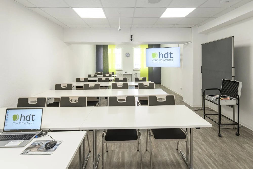 Moderner Schulungsraum im HDT Congress Center Essen mit Technik und hellem Tageslicht