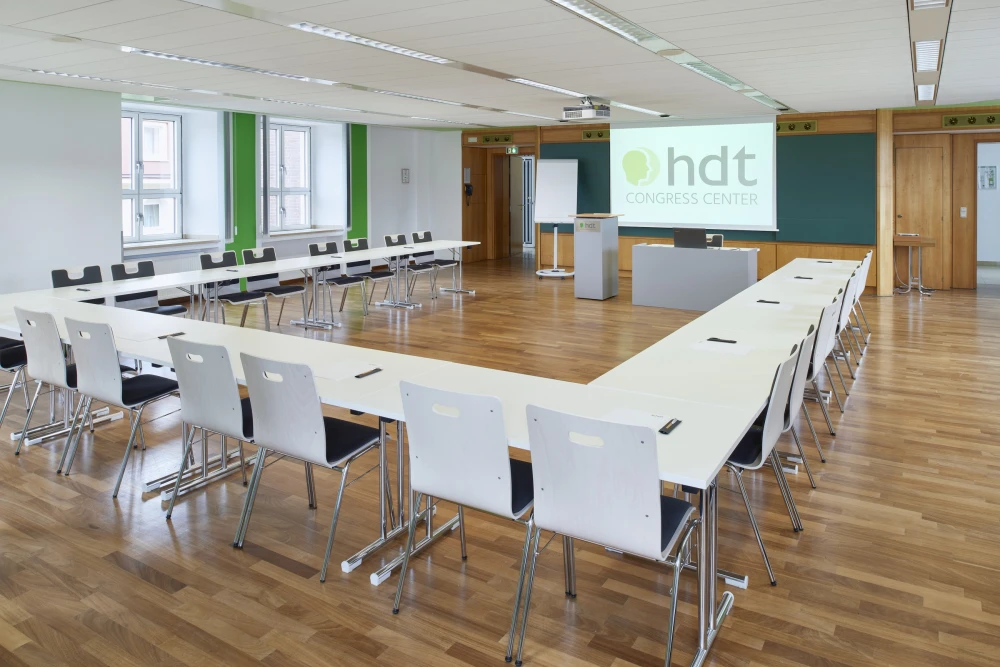 Tagungsraum im HDT Congress Center Essen mit U-Bestuhlung und moderner Präsentationstechnik