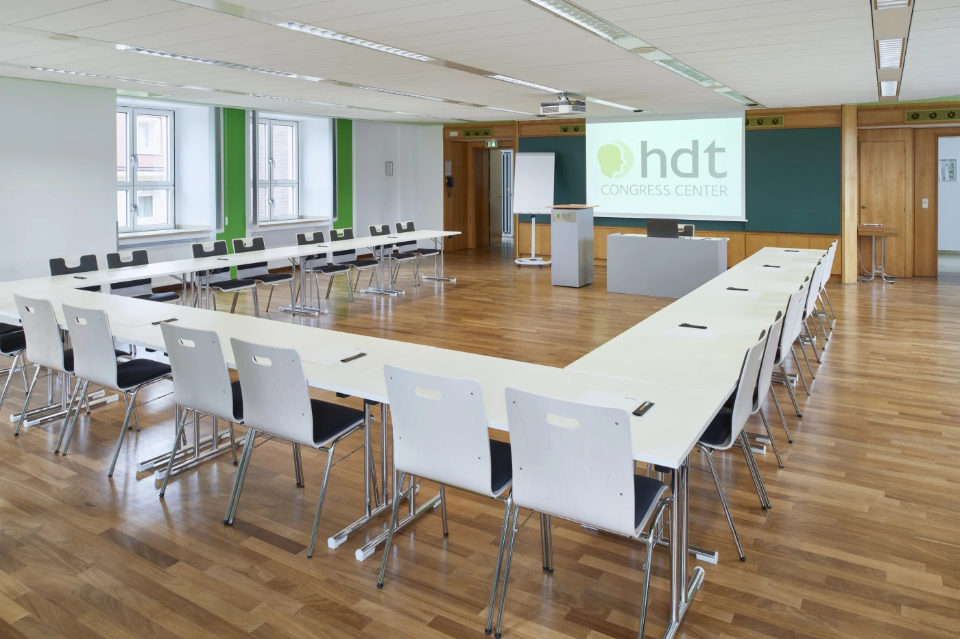 Tagungsraum im HDT Congress Center Essen mit U-Bestuhlung und moderner Präsentationstechnik