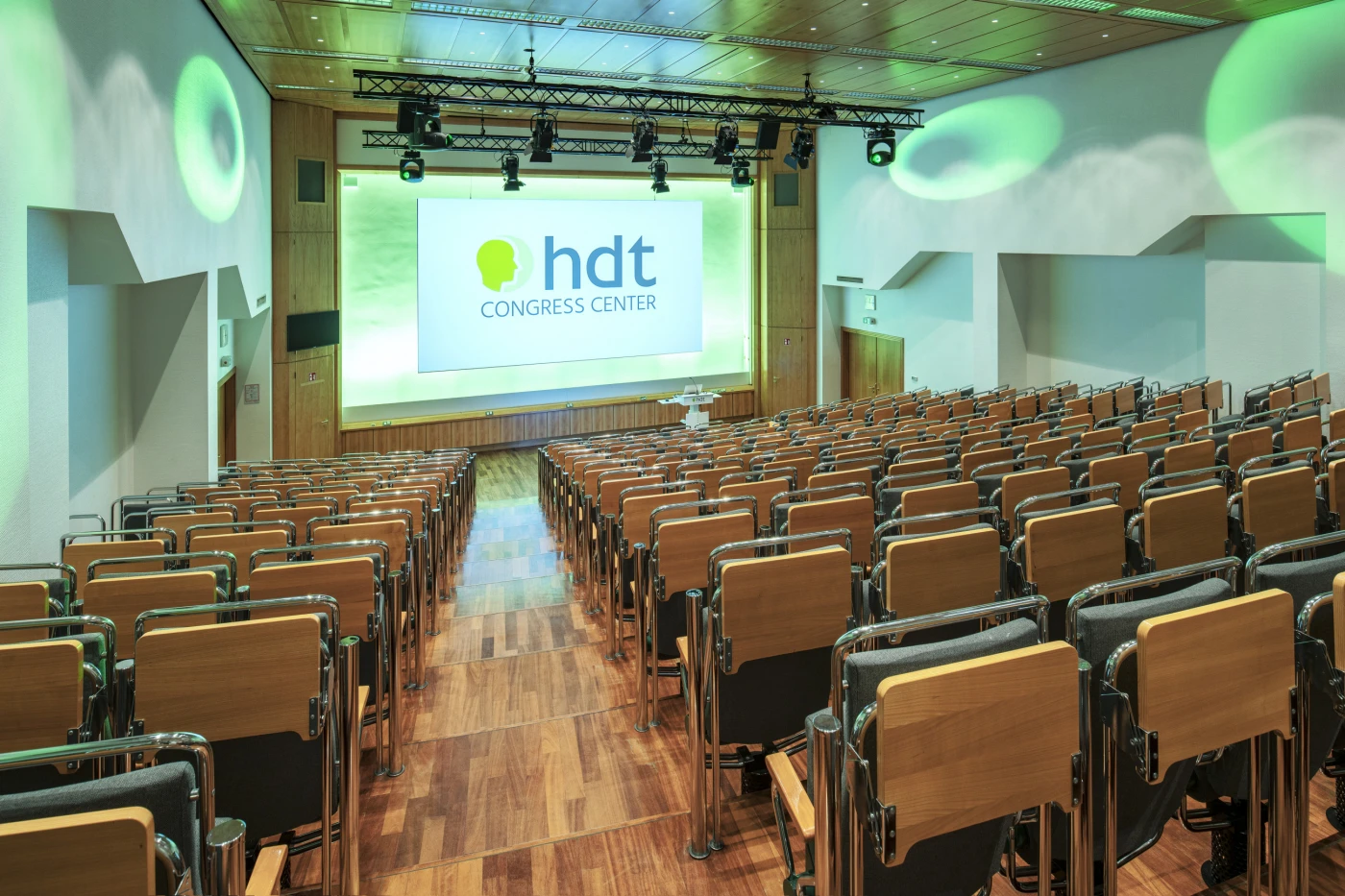 Saal B mit szenischer Beleuchtung