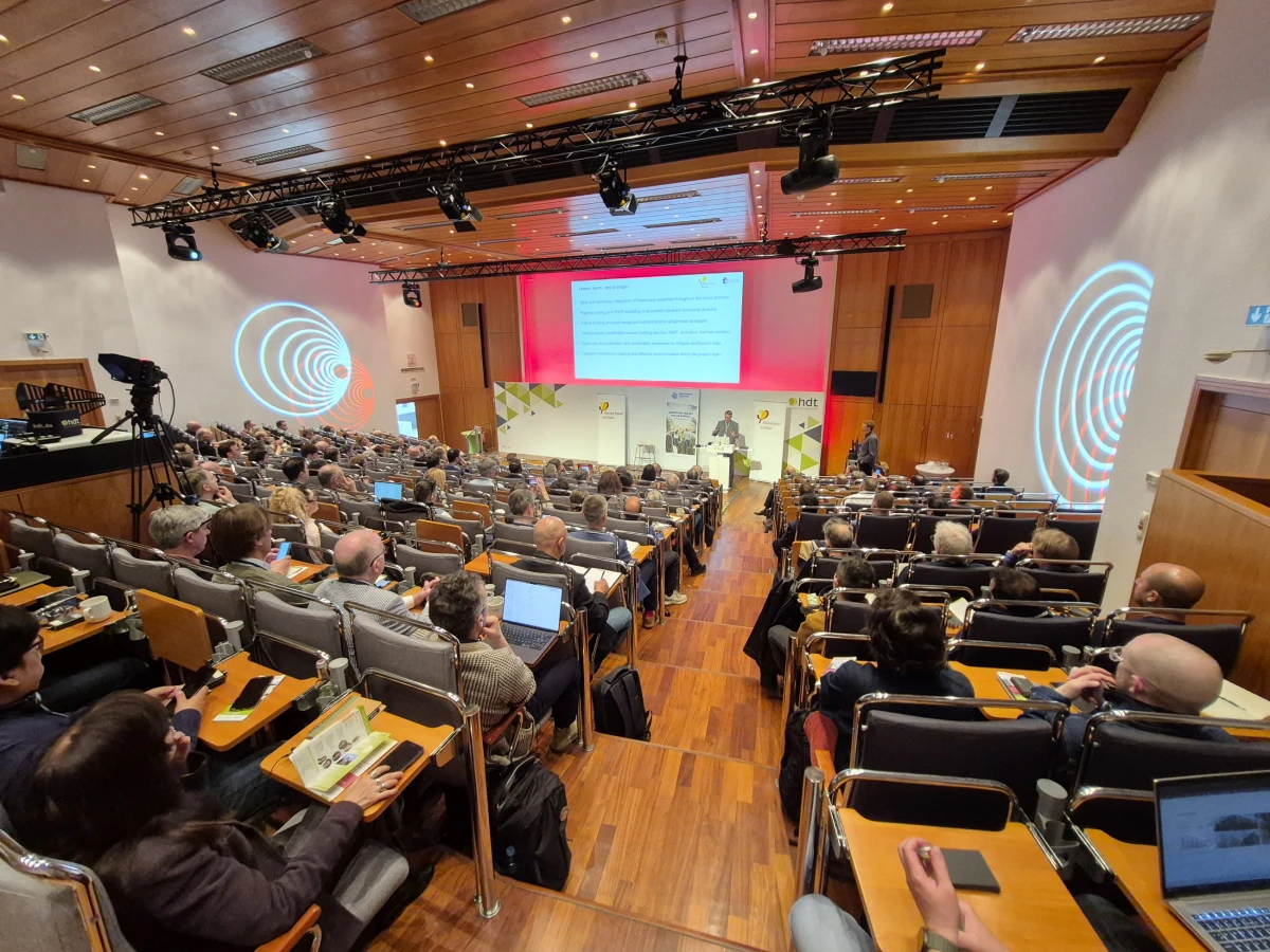 Fachvortrag vor großem Publikum während einer Session der Internationalen Passivhaustagung.