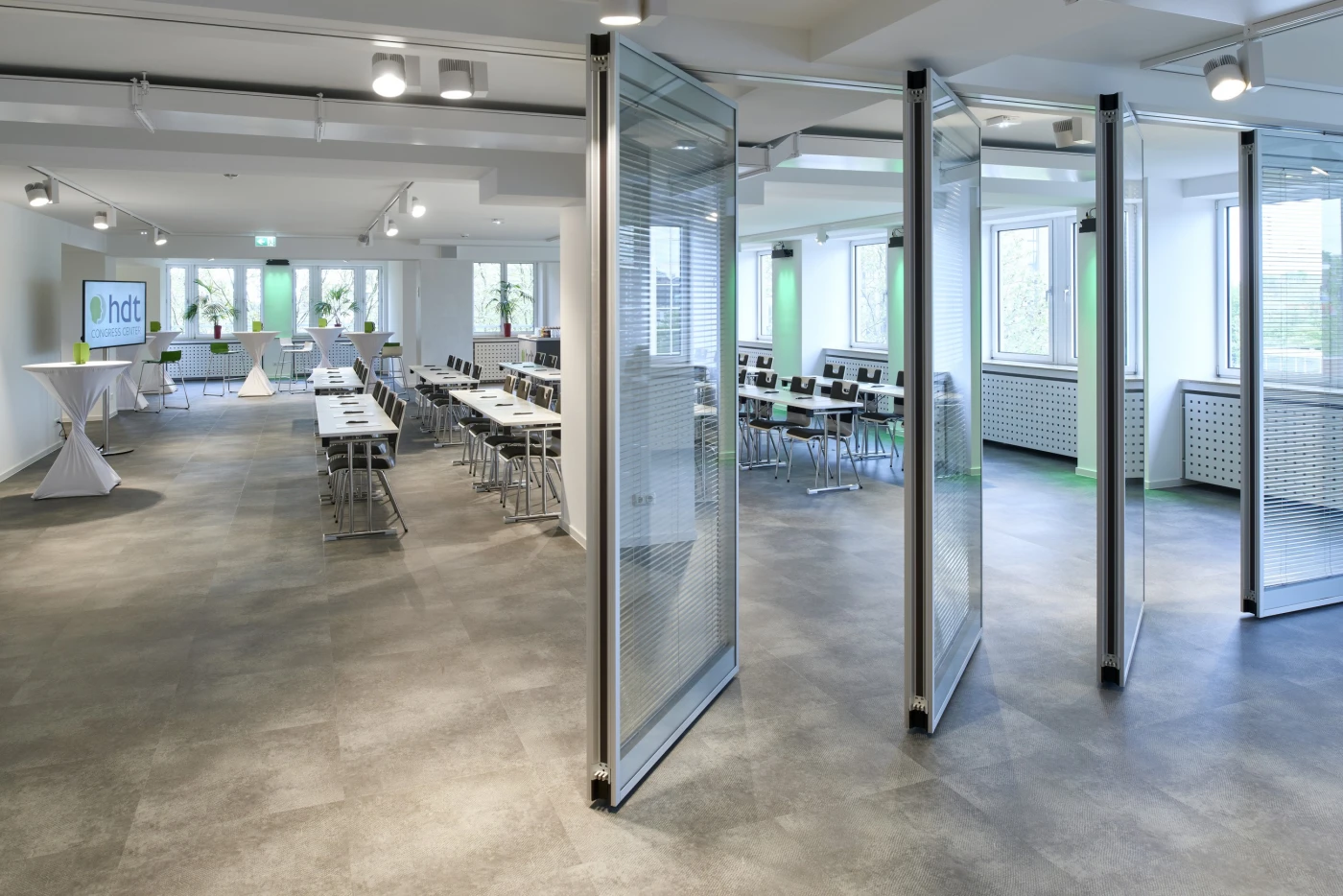 Flexibler Tagungsraum im HDT Congress Center Essen mit Glaswänden und Seminarbestuhlung
