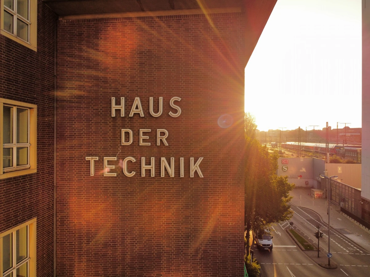 Haus der Technik in Essen bei Sonnenaufgang – Außenansicht des Gebäudes am Bahnhofsvorplatz
