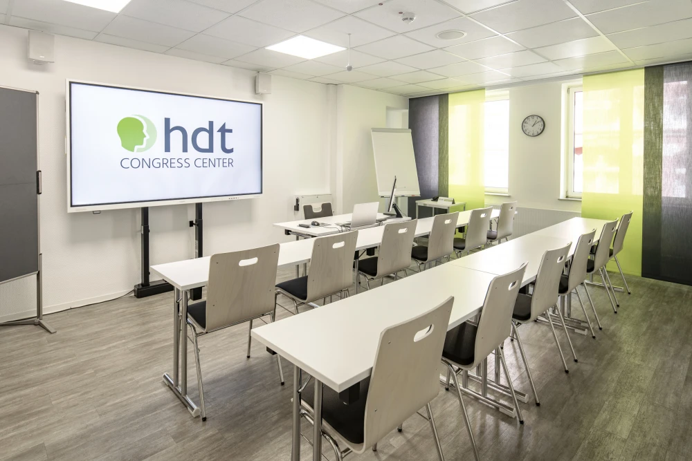 Moderner Schulungsraum im HDT Congress Center Essen mit Präsentationstechnik und Tageslicht