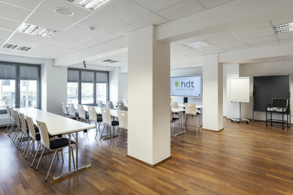 Heller Tagungsraum im HDT Congress Center Essen mit moderner Ausstattung und Präsentationsfläche