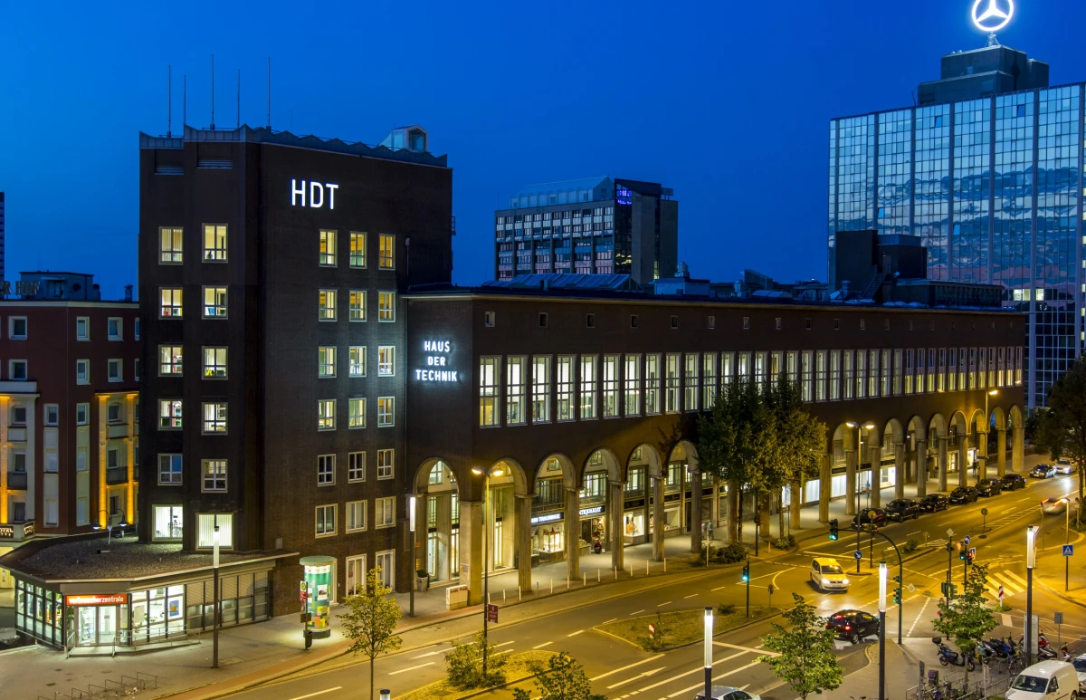 Haus der Technik in Essen bei Nacht, beleuchtetes Gebäude an der Hollestraße.