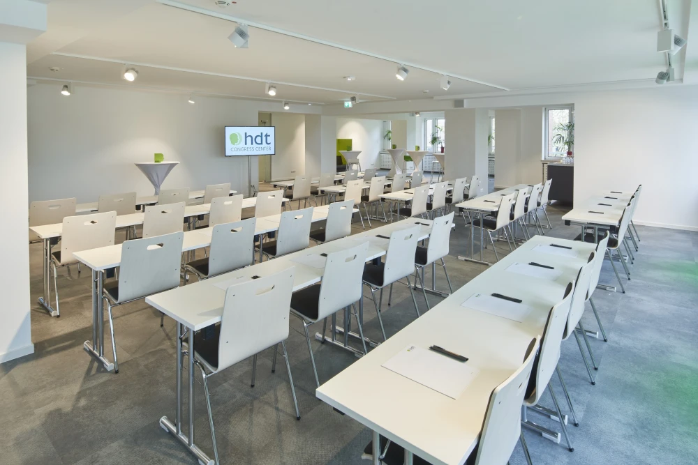 Lichtdurchfluteter Tagungsraum im HDT Congress Center Essen mit flexibler Raumgestaltung