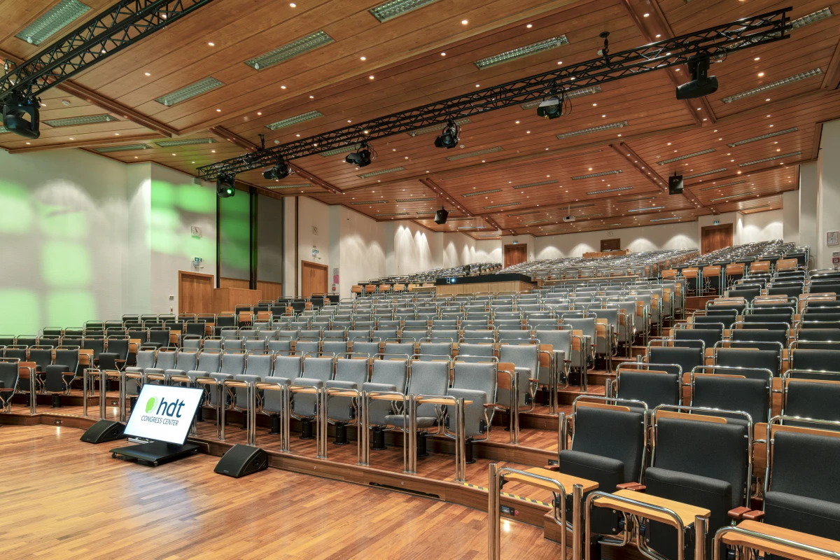 Moderner Vortragssaal im HDT Congress Center Essen mit Holzdecke und Sitzreihen
