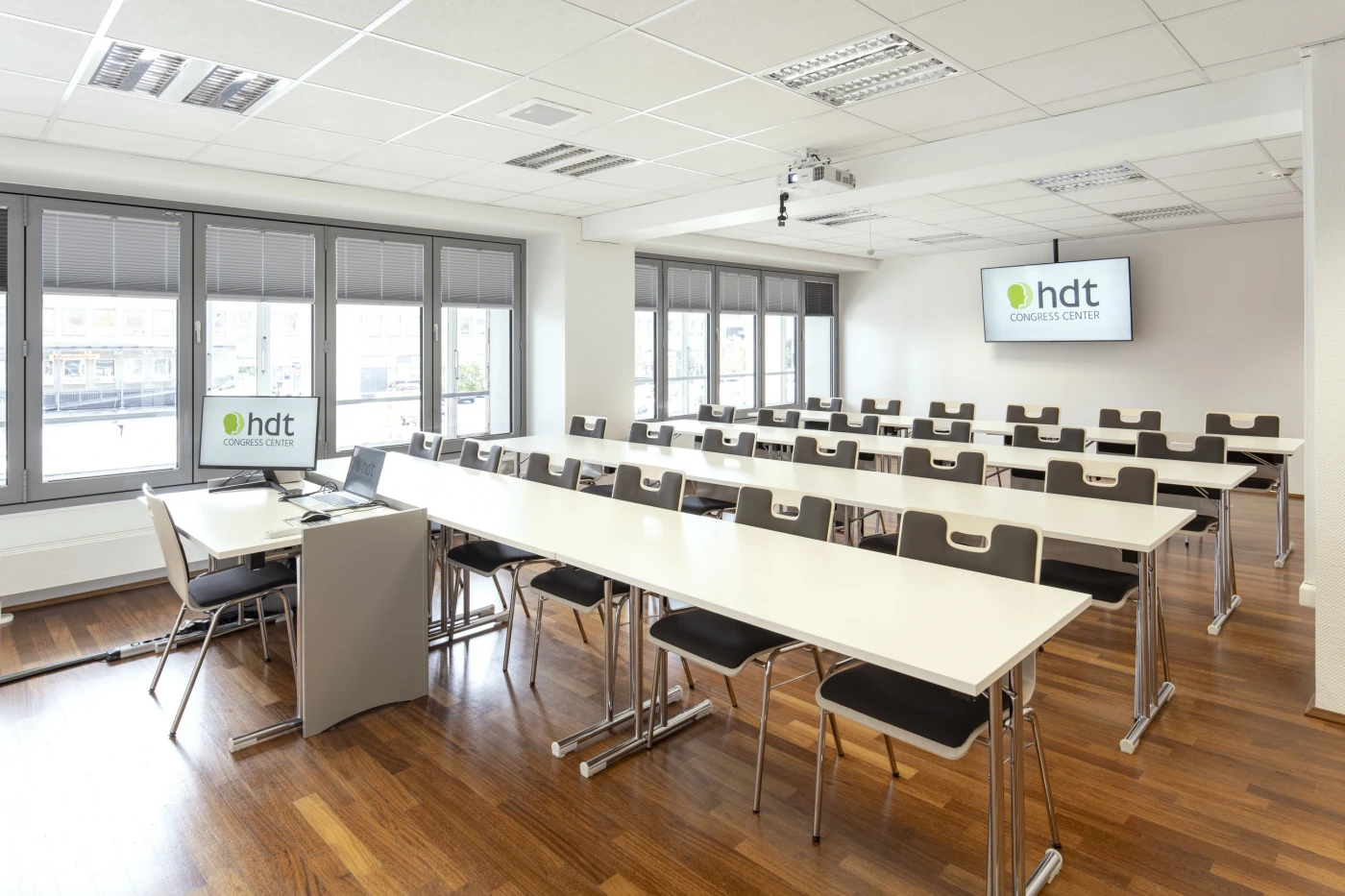 Moderner Seminarraum im HDT Congress Center Essen mit Technik und Tageslichtfenstern