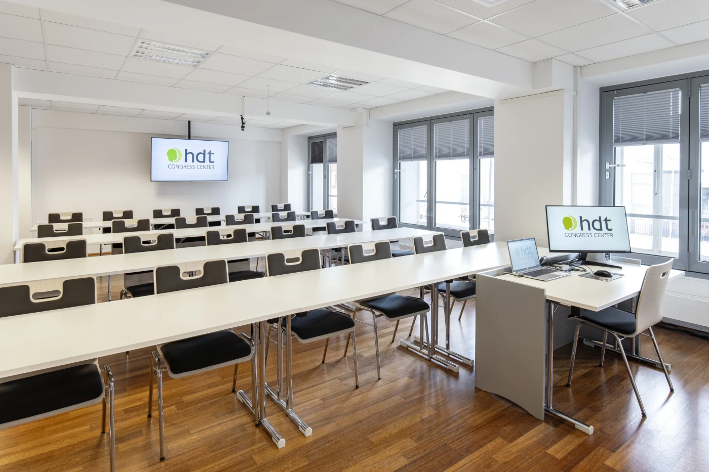 Moderner Schulungsraum im HDT Congress Center Essen mit Präsentationstechnik und Tageslicht