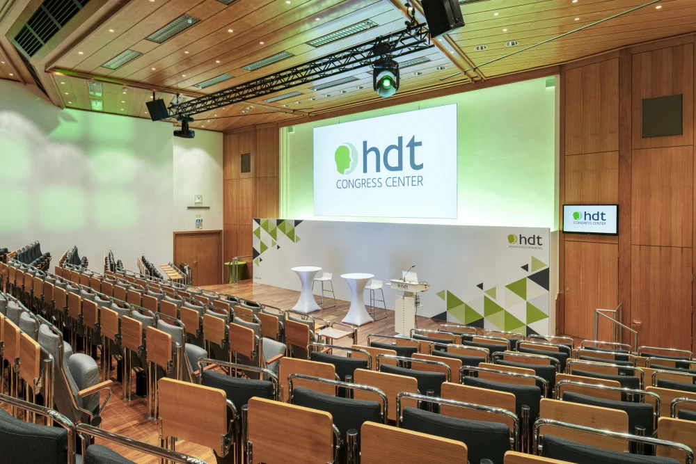 Tagungssaal im HDT Congress Center Essen mit Bühne und Präsentationsfläche