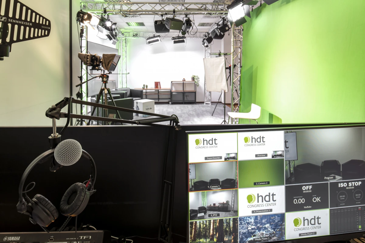 Regiearbeitsplatz im Streamingstudio des HDT Congress Center Essen mit Kameras, Licht und Greenscreen.