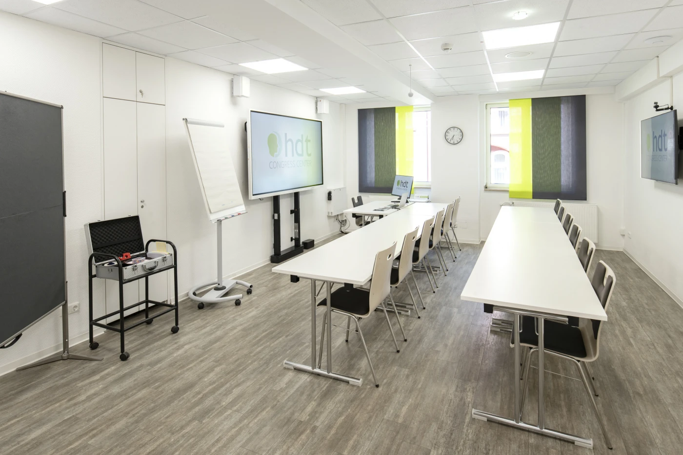 Moderner Schulungsraum im HDT Congress Center Essen mit Präsentationstechnik und Flipchart.