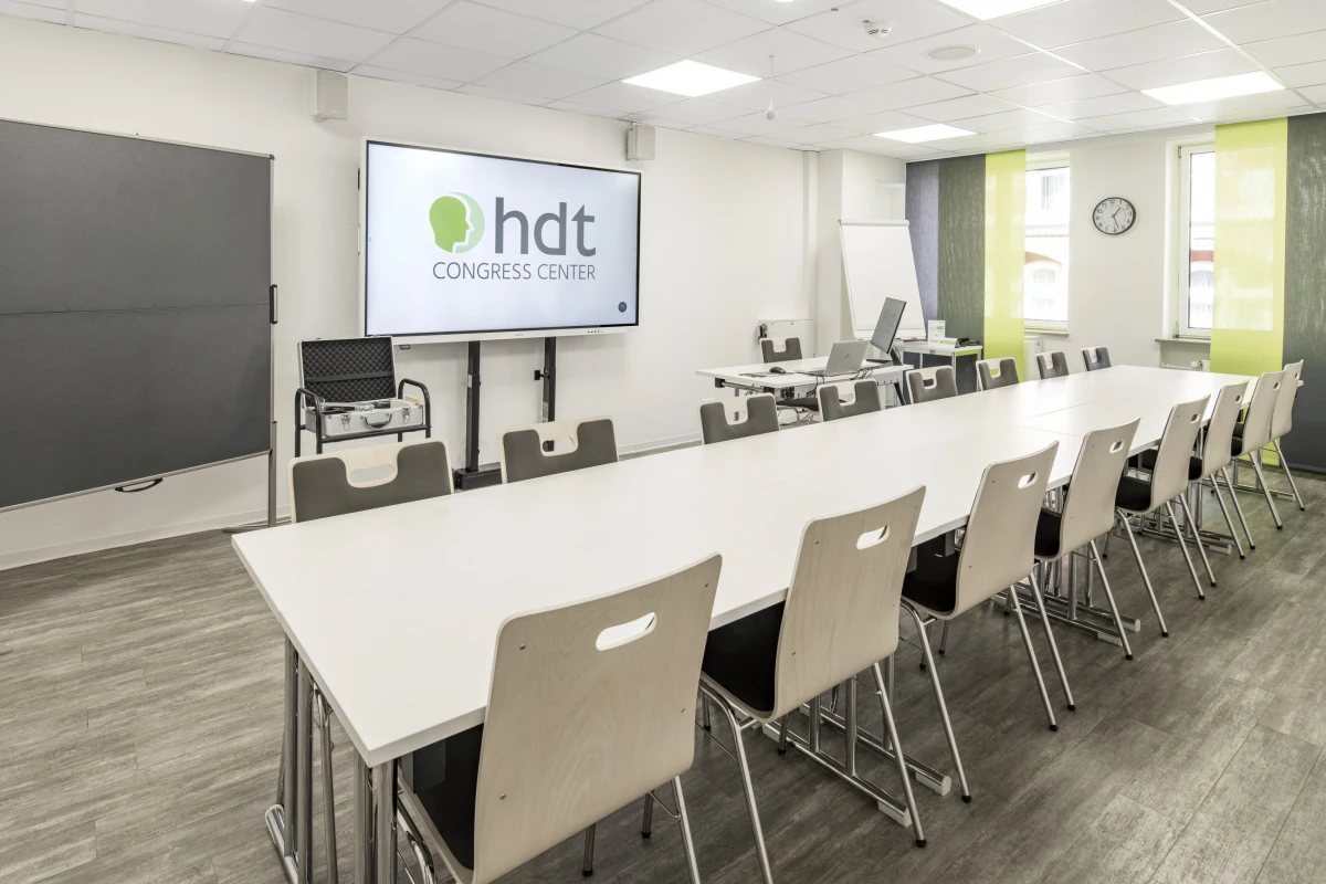 Moderner Tagungsraum im hdt Congress Center Essen mit Präsentationstechnik und Tageslicht