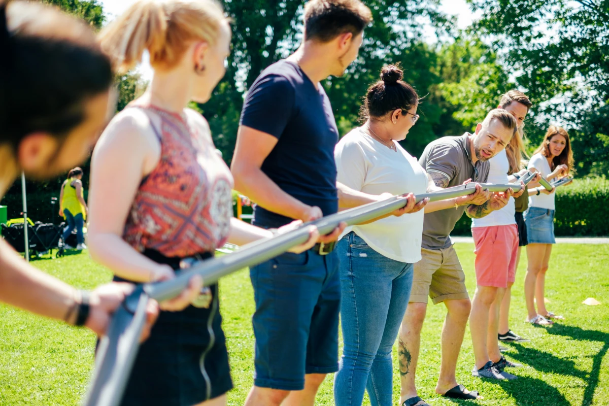 Outdoor-Teamtraining beim HDT Congress Center Essen mit Teilnehmenden bei einer Gruppenübung