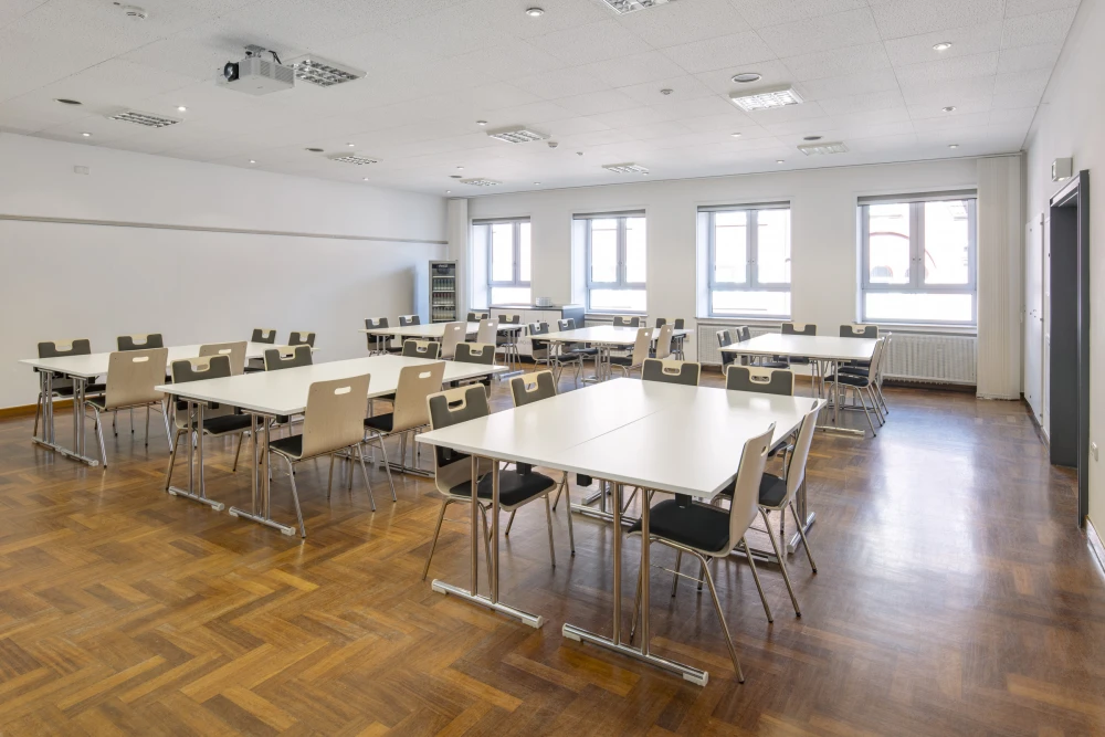 Heller Schulungsraum im HDT Congress Center Essen mit flexibler Tischanordnung.